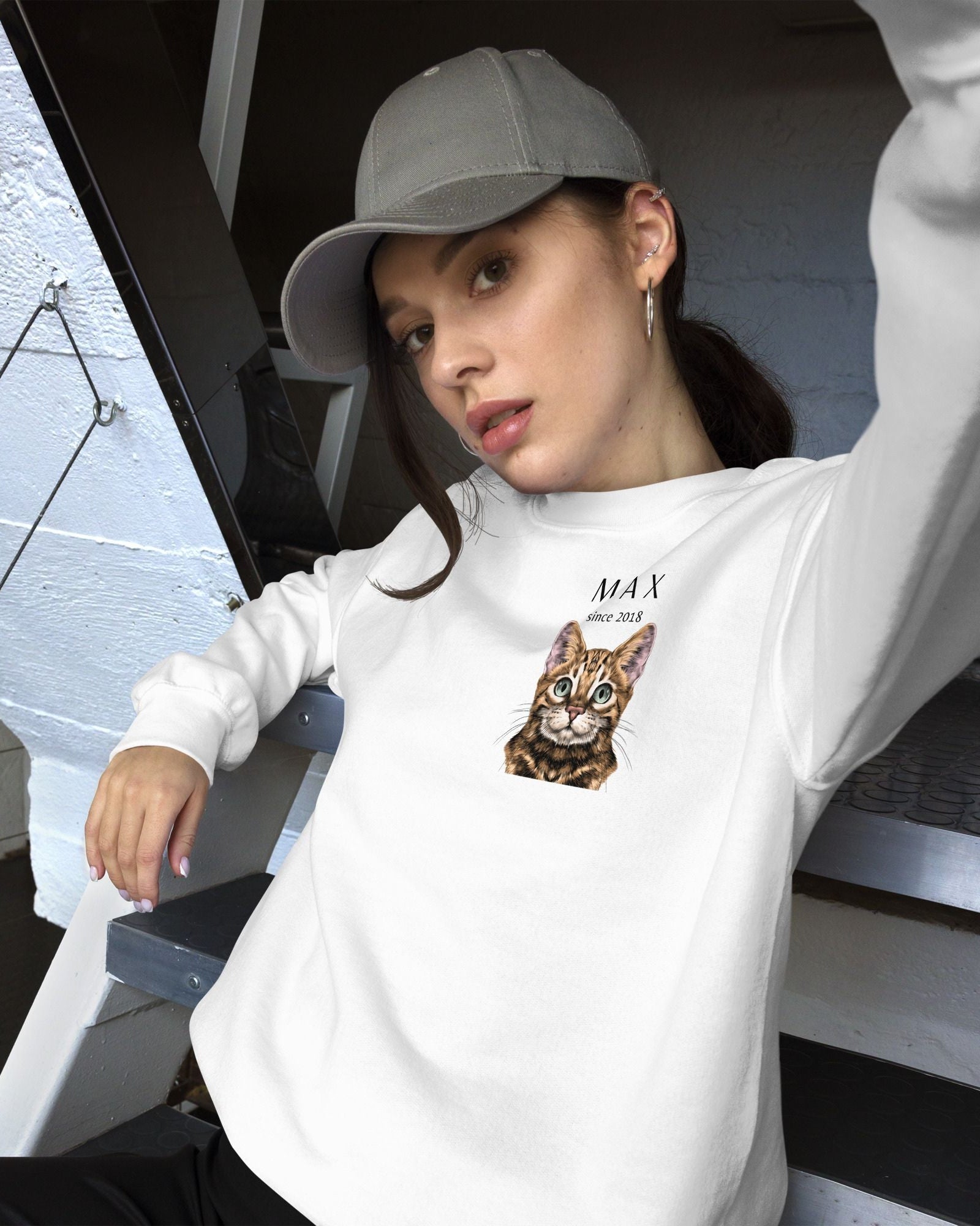 white-sweatshirt-for-cat-moms